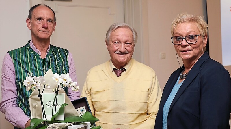 Erster Vorsitzender Reinhard Seeliger (l.) und die stellvertretende Vorsitzende Manuela Wegler (r.) ehrten den ehemaligen Vorsitzenden Wolfgang Tiegs (m.)