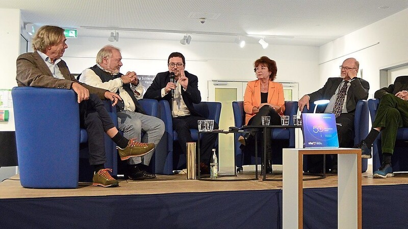 Gerd Beubl, Wolfgang Berger, Dr. Dominik Reither, Gerda Fischer, Erwin Weber und Klaus Reichel konnten einiges über die VHS Moosburg erzählen. Marijan Kauzlaric sorgte für die musikalische Umrahmung.