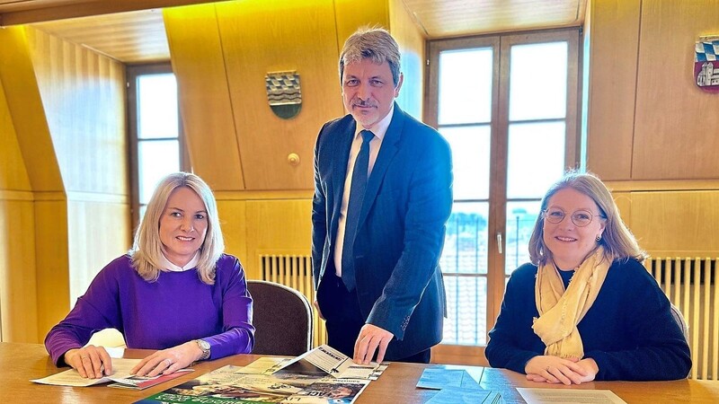 Karin Stelzer, Bürgermeister Sandro Bauer und Daniela Fuchsbüchler präsentierten das Further Kulturprogramm 2023.