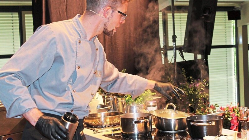 "Kochen kann jeder lernen": Daniel Siegl zeigte auf der Bühne im Saal des Tagungszentrums, auf was es ankommt.