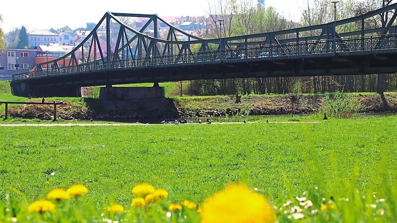 Die Isarbrücke in Landau verbindet seit 1907 den oberen und unteren Teil der Stadt.