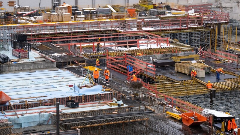 Bauarbeiter sind auf der Baustelle der zweiten S-Bahn-Stammstrecke am Hauptbahnhof zu sehen.