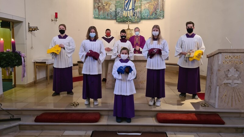 Eine Neuaufnahme und mehrere Ehrungen: Pfarrer Pöschl mit den Ministranten.