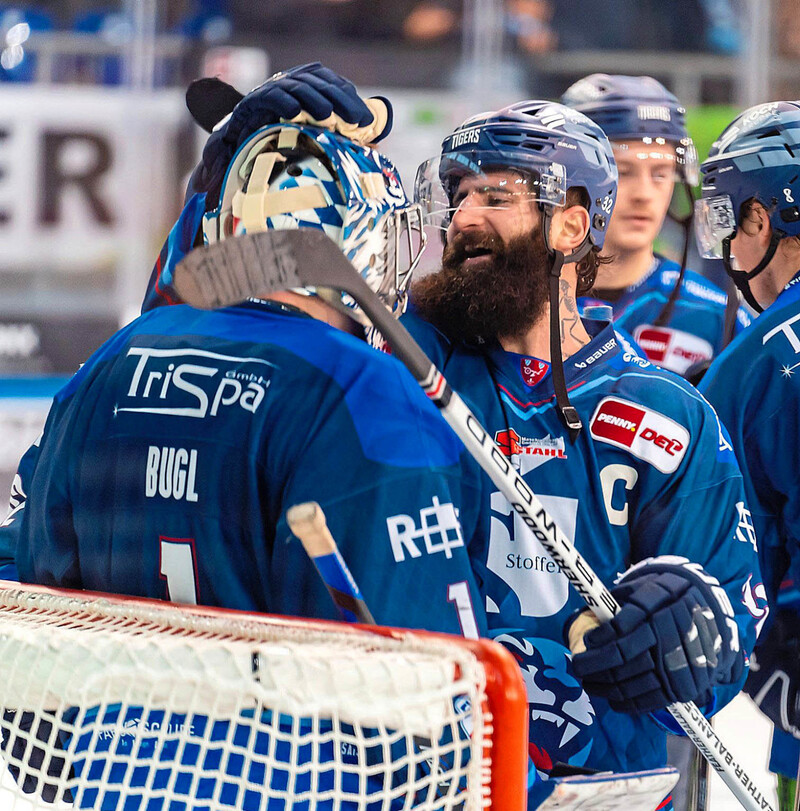 Cody Lampl (r.) - hier zusammen mit Goalie Florian Bugl beim Jubel über den 6:3-Heimsieg Anfang November gegen Berlin - ist einer, der von der Spielweise und vom Typ her, gut zu den Tigers passt. Angeblich hat der 36-Jährige seinen Vertrag in Straubing verlängert. 