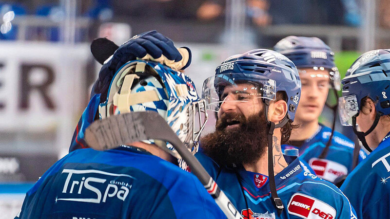 Cody Lampl (r.) - hier zusammen mit Goalie Florian Bugl beim Jubel über den 6:3-Heimsieg Anfang November gegen Berlin - ist einer, der von der Spielweise und vom Typ her, gut zu den Tigers passt. Angeblich hat der 36-Jährige seinen Vertrag in Straubing verlängert.