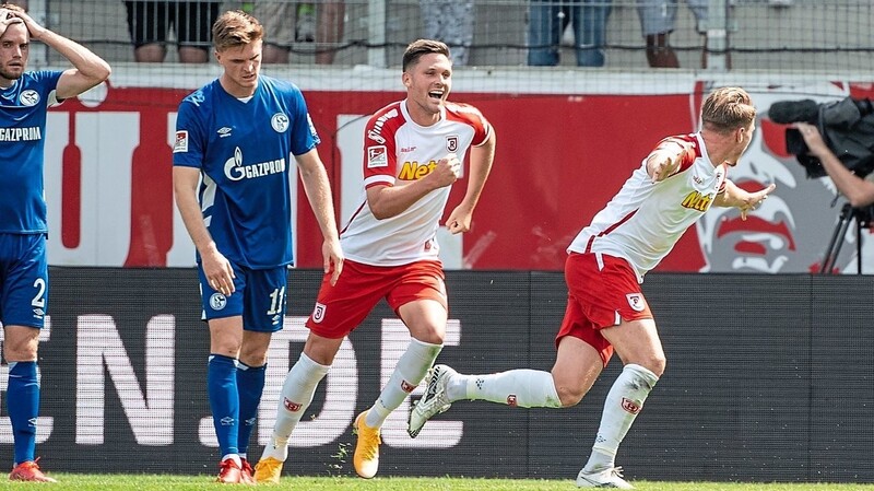 Jubelnd vor der Hans-Jakob-Tribübe abdrehen würde Steve Breitkreuz (r.) auch heute abend im Heimspiel gegen Aue, nachdem er nach Vorarbeit von Andreas Albers (2.v.r.) gegen Schalke (l. Thomas Ouwejan und Marius Bülter) seinen ersten Treffer im Jahn-Trikot erzielt hat.