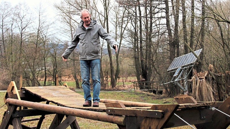 Die Hängebrücke im Wildgarten ist in die Jahre gekommen. Jetzt tüftelt Uli Stöckerls Team an den Bauteilen für den Neubau.