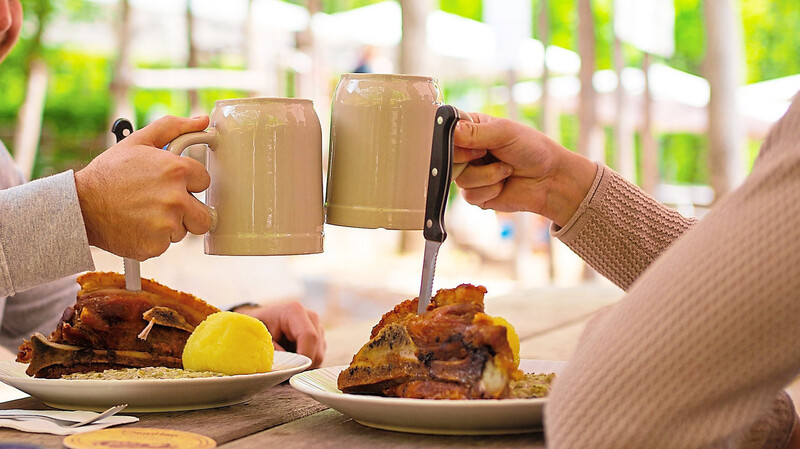 Nicht nur im Biergarten kann wieder Schweinsbraten gegessen werden. Ab Montag öffnet auch die Innengastronomie in Bayern bei einer Inzidenz unter 100.