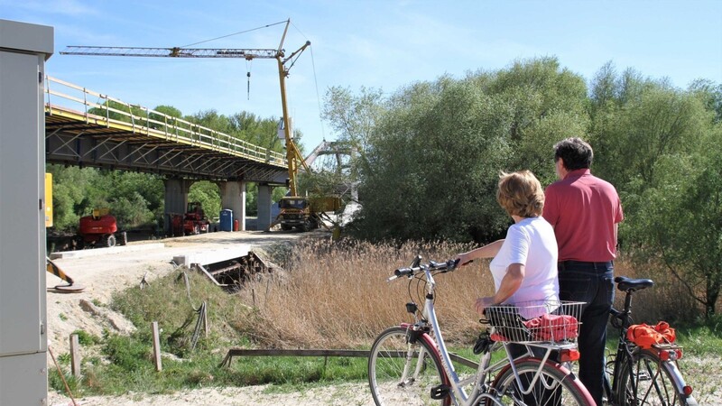 Isarbrücke: Vom Isar-Radweg aus bietet sich ein guter Blick auf die Baustelle der Isarbrücke. Radfahrer und Spaziergänger nutzen sonntags die Gelegenheit, um sich über den Baufortschritt zu informieren.