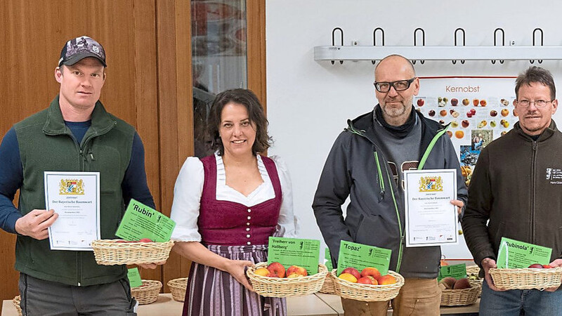 Bei der Urkundenverleihung: (v.l.) Klaus Herrmann (Vorsitzender Verein Deutenkofener Baumwarte), Florian Herrmann (Prüfungsbester), Bezirksrätin Martina Hammerl, Achim Schnell (beste theoretische Prüfung), Hans Göding (Betriebsleiter) und Michael Weidner (Vorsitzender Bezirksverband für Gartenbau und Landespflege).