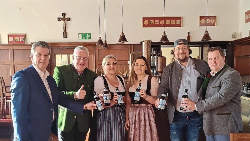 Bürgermeister Hans Schmalhofer, Brauereidirektor Holger Fichtel, Julia Schmeller (Service), Korinna (Büro) und Matthias Kramhöller (Koch) sowie Gebietsverkaufsleiter Alexander Strobl (v.l.).