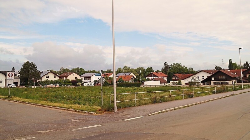 Neun Doppelhäuser samt Garagen und ausreichend Besucherparkplätzen sollen auf diesem Grundstück entstehen - so zumindest der ursprüngliche Plan. Doch dieser scheint vorerst vom Tisch zu sein.