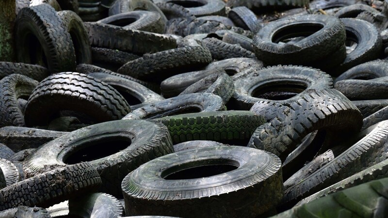 Gut 100 Altreifen wurden am Wochenende auf einem Feldweg bei Pentling illegal entsorgt. (Symbolbild)