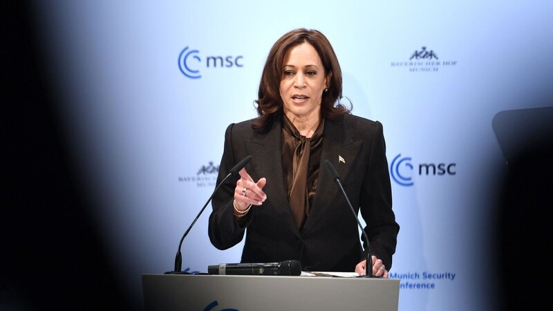 Kamala D. Harris, US-Vizepräsidentin, spricht.