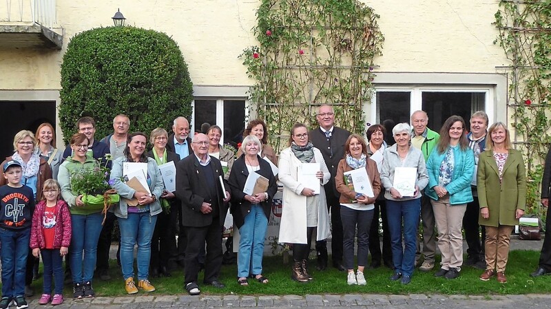 Die mit Plakette und Urkunde ausgezeichneten Besitzer der zertifizierten Naturgärten freuen sich über die zugesprochene Anerkennung.