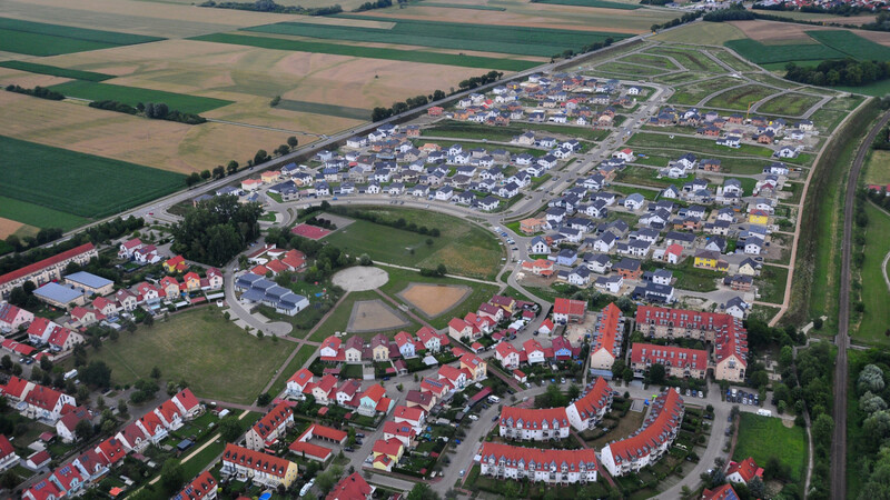 Aus der Vogelperspektive: Vorne Ennser Straße I (roten Dächer), dahinter das Neubaugebiet Ennser Straße II.