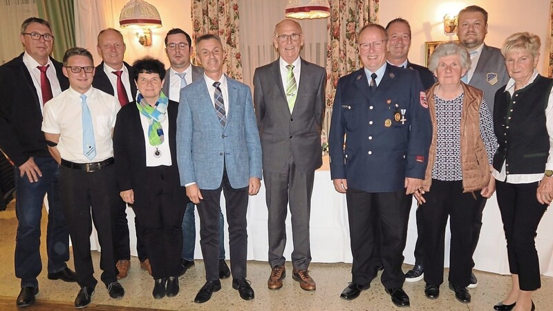 Martin Janker (Mitte) im Kreise der offiziellen Geburtstagsgratulanten.