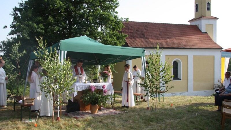 Der Altar war mit Blick auf die Kirche aufgestellt.