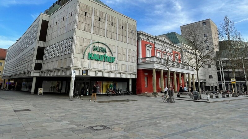 52 Warenhäuser von Galeria Karstadt Kaufhof sollen geschlossen werden - davon ist auch die Filiale am Regensburger Neupfarrplatz betroffen.