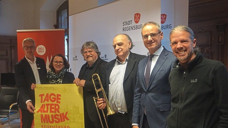 Axel Noé (Marketingleiter Stadtsparkasse, v.l.), Gertrud Maltz-Schwarzfischer (Oberbürgermeisterin), Ludwig Hartmann (Team Tage Alter Musik), Stephan Schmid (Team Tage Alter Musik), Wolfgang Dersch (Kulturreferent), Peter Baumgartner (Geschäftsführer Tage Alter Musik).