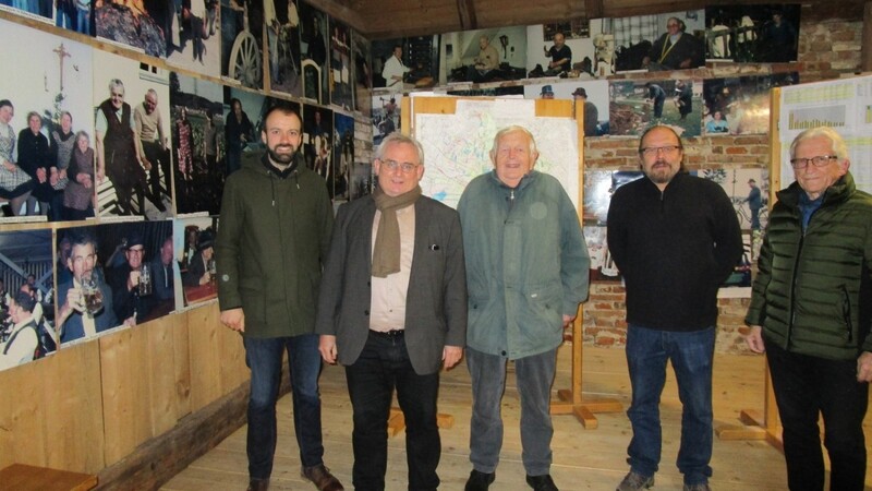 Zogen eine erfreuliche Ausstellungssaison im Museum (v. l.): Bürgermeister Sebastian Stanglmaier, Heimatforscher Hans Seidl, Chronist Ernst Gruß, Museumsleiter Bernhard Zirngibl und zweiter Vereinsvorsitzender Anton Paukner.