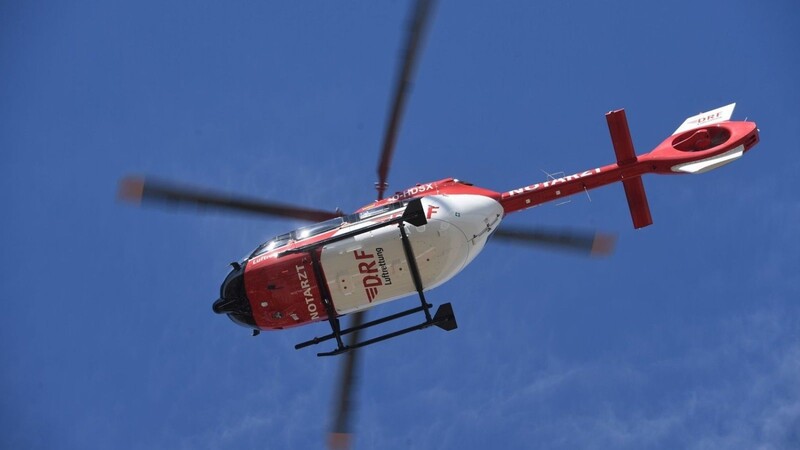 Der Schwerverletzte wurde mit einem Rettungshubschrauber ins Krankenhaus gebracht. (Symbolbild)