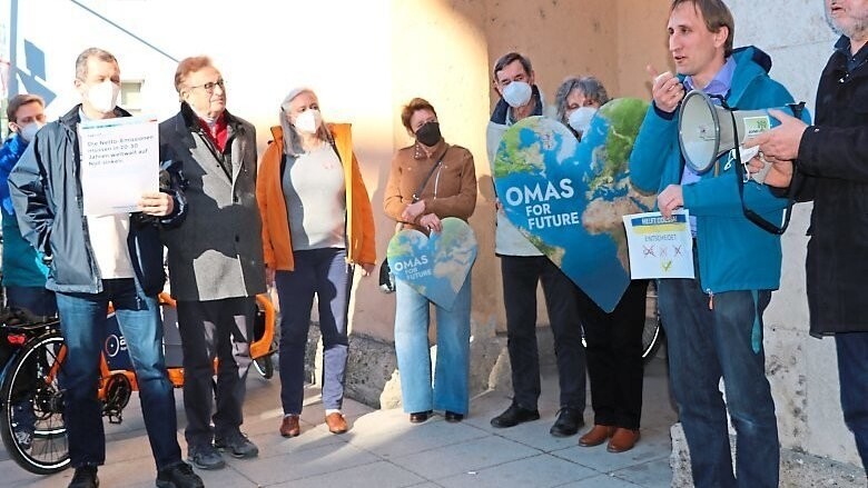 Michael Sterner (r.) bei der Demo vor dem Rathaus.