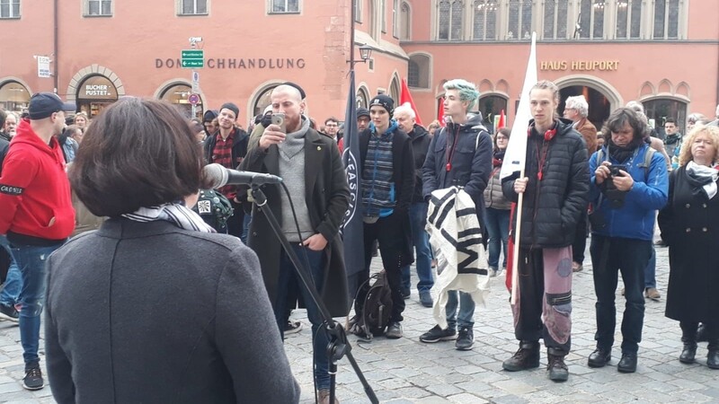 Mit teils heftigem Gegenwind wurde der Infostand der AfD am Domplatz empfangen.