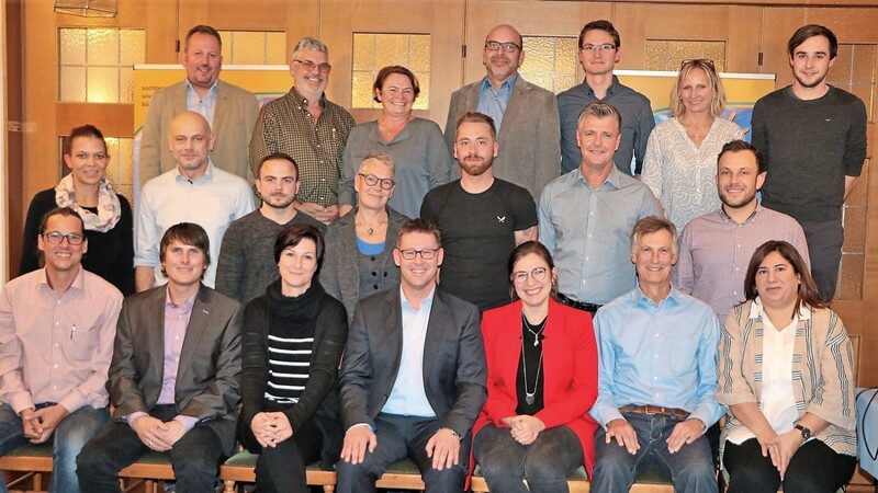 Spitzenkandidat Helmut Fichtner (vorne mitte) und der Großteil der weiteren Bewerber auf der Stadtratsliste der Freien Wähler Mainburg.