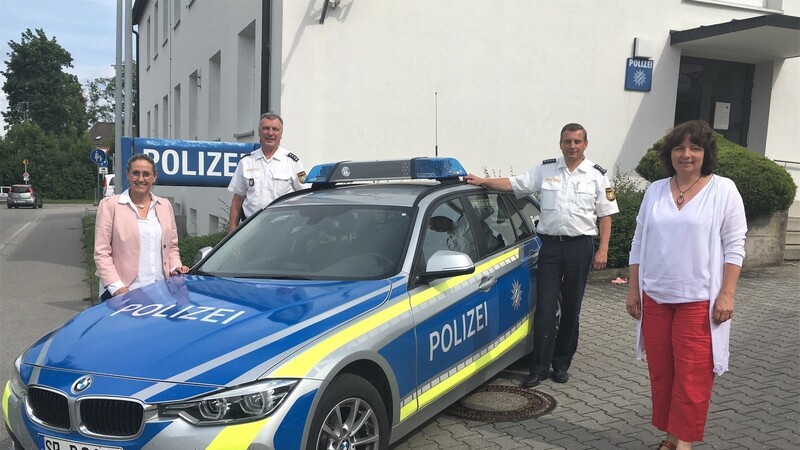 Bürgermeisterin Sibylle Entwistle, Hermann Vogelgsang (Dienststellenleiter Polizeiinspektion Vilsbiburg), Andreas Gassner (stellvertretender Dienststellenleiter PI Vilsbiburg) und Landtagsabgeordnete Ruth Müller (SPD, von links).