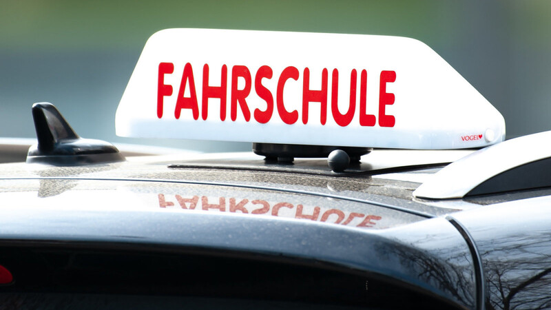 Früher wollten den Führerschein alle haben. Die Fahrschule ist für viele Neulinge mittlerweile aber eine Herausforderung.