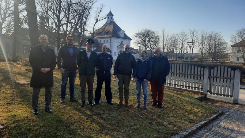 Kamen zur Archivübergabe zusammen (v.l.): Anstaltsleiter Hans Amannsberger, Johannes Stoiber, zuständig für die JVA im Staatsarchiv Landshut, Friedolin Resch, eigens für den Anlass gekleidet in einer alten Uniform, Nachfolger Ulrich Günther, Dr. Martin Rüth, Leiter des Staatsarchivs Landshut, Stadtarchivarin Dr. Dorit-Maria Krenn und Dr. Stefan Maier, stellvertretender Leiter des Gäubodenmuseums.