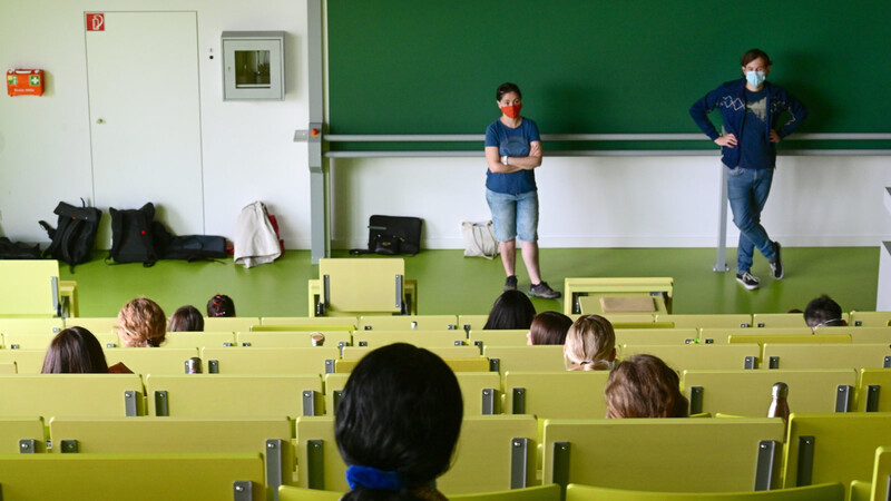 Einige Präsenzklausuren finden in den Hochschulen noch statt - unter besonderen Hygiene-Maßnahmen, wie hier in Kassel.