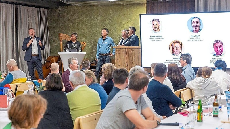 Blick auf die Podiumsdikussion mit Helmut Plenk (v.l.), Justin Gruber, Georg Steibl, Anton Wittenzellner und Gerd Schönfelder.