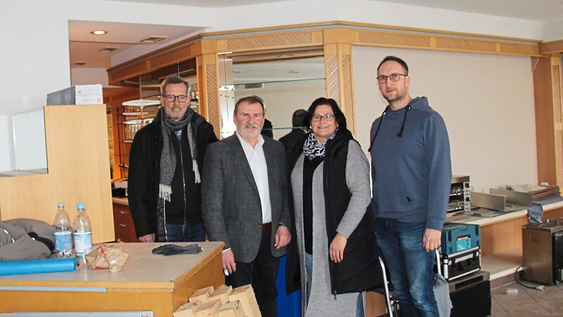 Noch sieht es im Altstadtcafé nach Baustelle aus, aber das soll sich bald ändern: Lebenshilfe-Kreisvorsitzender Dr. Helmut Steininger (v.l.), Eigentümer Max Straubinger, Küchenchefin Irmi Steinbeißer und Lebenshilfe-Geschäftsführer Bernhard Willeitner freuen sich auf das neue Integrationscafé. Heißen wird es weiterhin Altstadtcafé - ein Name, der für eine Institution steht.