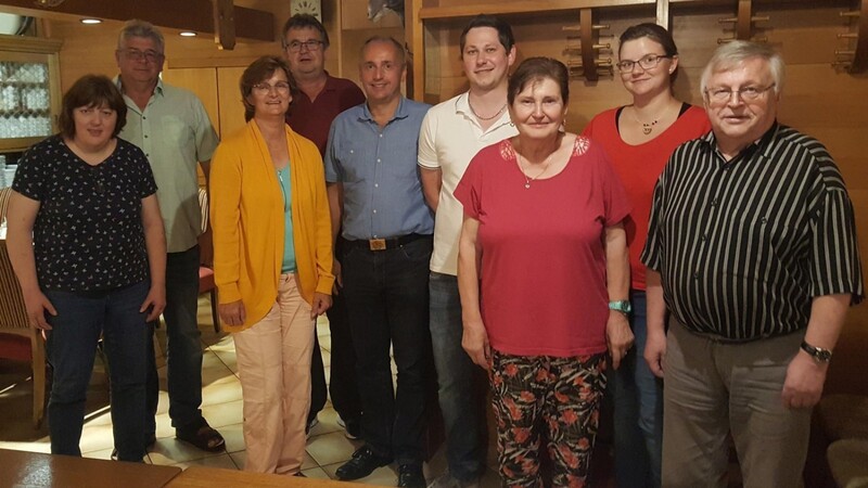 Stadtrat Franz Stoiber (Mitte) gratulierte der neuen Vorstandschaft des EV Furth im Wald, der weiterhin Walter Schmidberger (rechts) als erster Vorsitzender vorsteht.