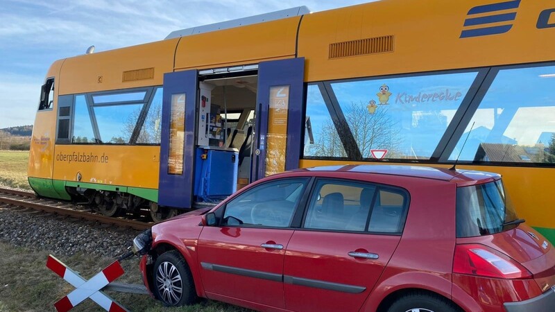 Am Bahnübergang Satzdorf sind am Montagnachmittag ein Zug der Oberpfalzbahn und ein Auto zusammengestoßen.