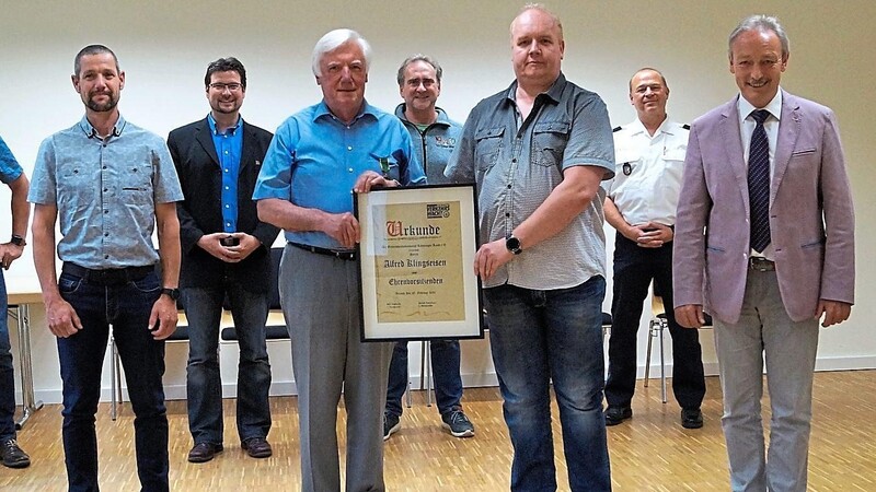 Alfred Klingseisen (5. v. links) im Kreise des neuen Vorstandsteams der Gebietsverkehrswacht Kötztinger Land, die ihn zum Ehrenvorsitzenden ernannten sowie den Bürgermeistern, Verkehrserzieher Martin Wanninger und Bezirksvorsitzenden Gernot Schötz.