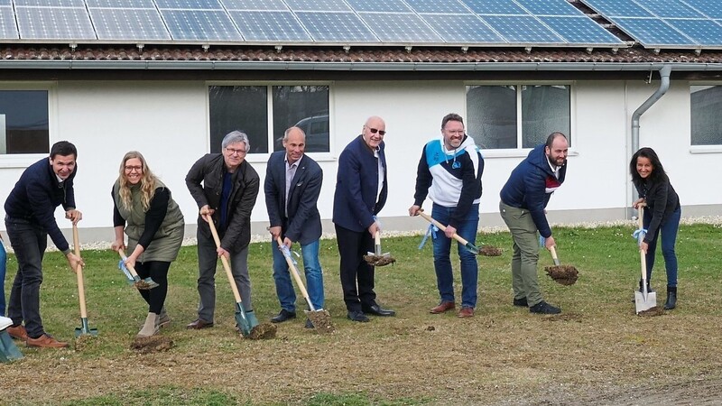 Das Bild zeigt beim Spatenstich für die Tennishallen Aham (von links) Monika Haslbeck, Thomas Maier, Corina Gmeineder, Georg Sollinger, Dr. Christian Zettler, Rudolf Lehner, Wolfgang Stigler, Martin Nadler, Dr. Marion Ehrenhofer-Zettler und Jens Herrnreiter.