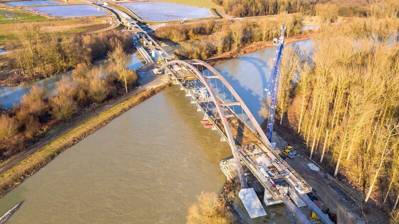 Bis vor kurzem kamen die Arbeiten an der Isarbrücke bei Plattling gut voran. Aufgrund der Corona-Krise musste die Baustelle allerdings einige Tage pausieren. (Archivbild)