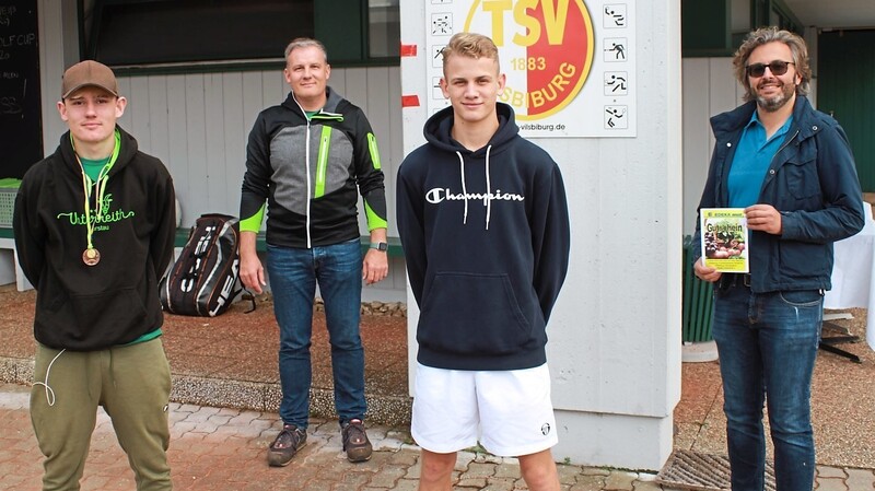 Sponsor Marco Wolf (rechts) bei der Übergabe des Preises für den Sieger der Altersklasse M 18, Luca Merli (Zweiter von rechts), sowie dessen Endspielgegner Finn Zehentbauer (links) und Abteilungsleiter Marcus Zehentbauer.