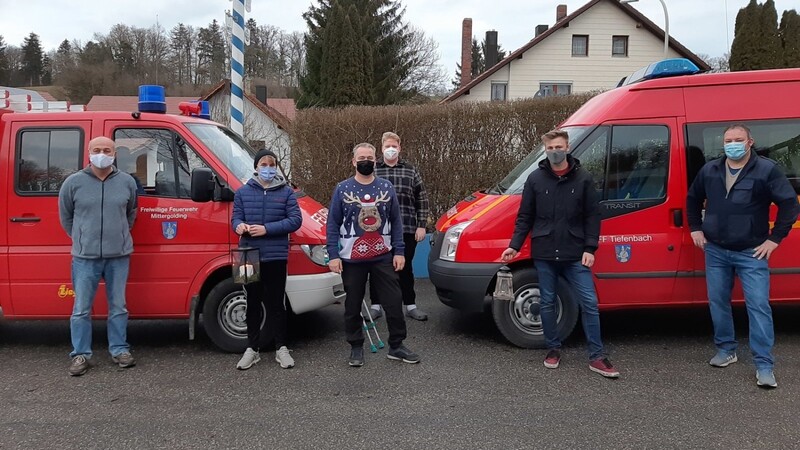 Die Feuerwehren aus Tiefenbach, Mittergolding und Zweikirchen überbrachten an Heilig Abend das Friedenslicht.