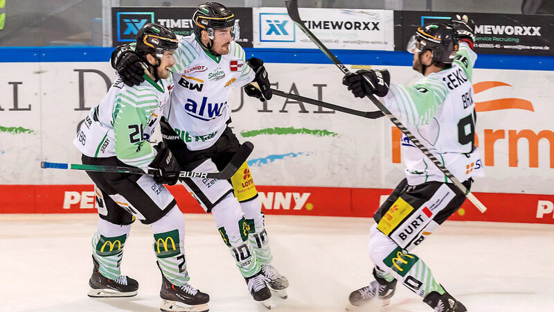 Stehen mit 13 Punkten aus zehn Spielen derzeit auf einem Playoffplatz - und vor den Straubing Tigers: Die Bietigheim Steelers um Evan Jasper, Norman Hauner und Constantin Braun (v.l.).