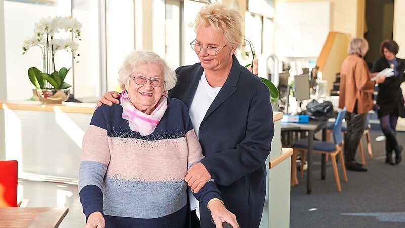 LichtBlick-Gründerin Lydia Staltner (rechts) mit Seniorin Henriette M.