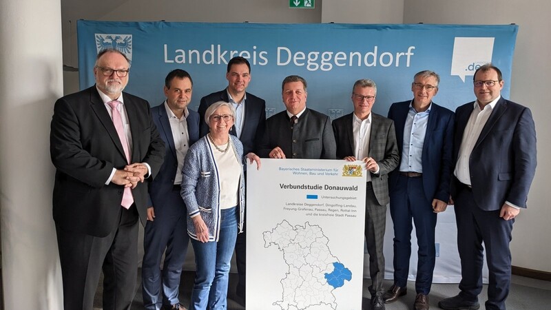 Unter Landräten steht der Verbund bereits: Jürgen Dupper (OB Passau, v. l.), Raimund Kneidinger (Landrat Landkreis Passau), Rita Röhrl (LR Regen), Sebastian Gruber (LR Freyung-Grafenau), Bernd Sibler (LR Deggendorf), Werner Bumeder (LR Dingolfing-Landau) und Michael Fahmüller (LR Rottal-Inn) sagten Bayerns Verkehrsminister Christian Bernreiter (5. v. l.) ihre Unterstützung für eine ostbayerische ÖPNV-Allianz zu.