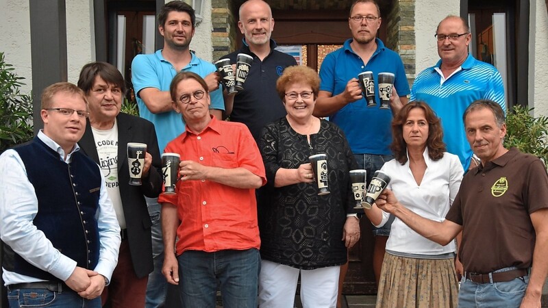 Die Mitglieder der Lenkungsgruppe um den Hauptorganisator Alexander Herzog (2. v. r.), hier mit Bürgermeister Mathias Kern (links), machen sich nun an die Arbeit zur Vorbereitung der Veranstaltung in exakt einem Jahr.