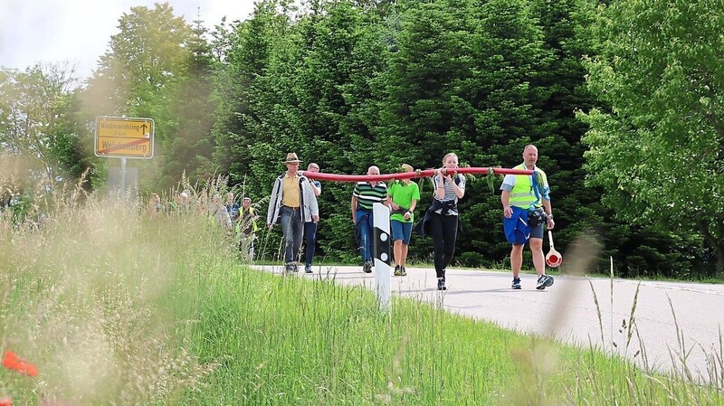 Der Weg zum Bogenberg war für die Holzkirchner mit ihrer Kerze schwieriger als sonst.