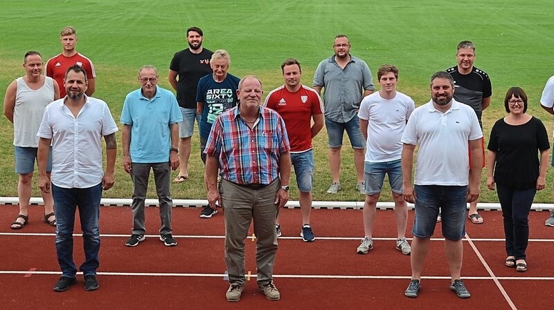 Wahlleiter Bürgermeister Franz Aster (rechts) gratulierte dem ersten Vorsitzenden Josef Lippl (vordere Reihe, Mitte), zweitem Vorsitzenden Franz Bartlsperger (links) und drittem Vorsitzenden Thomas Wagner (rechts) sowie allen Gewählten und bedankte sich für die Bereitschaft, Verantwortung zu übernehmen.