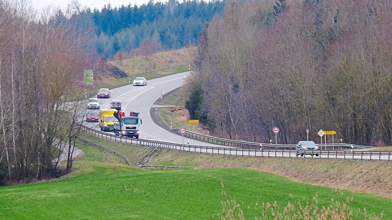 Von Vilsbiburg kommend fährt man auf der B299 hinter der Bahnbrücke erst einmal bergab. Danach führt die Straße wieder bergauf. Dort, an der Einmündung Richtung Höhenberg (links) soll die 1350 Meter lange Ausbaustrecke Richtung Geisenhausen beginnen. Bislang ist vorgesehen, die Abzweigung Richtung Dasching (rechts) zurückzubauen. In diesem Fall ist das letzte Wort aber noch nicht gesprochen.