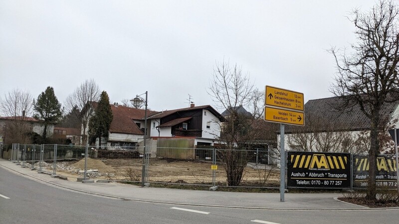 Das marode Gebäude auf dem ehemaligen Dennerl-Grundstück ist weg. Jetzt soll dort zunächst ein Fleckchen zum Verweilen mit Blumenwiese und Bänken entstehen.